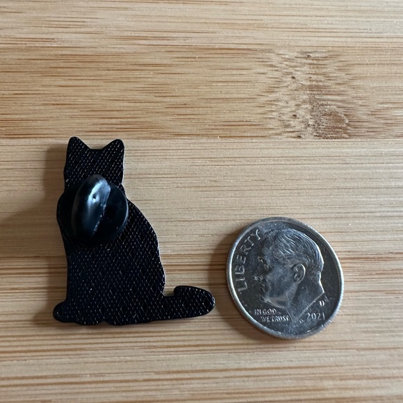 Pride Kitty Pin - Picture 2 of 3